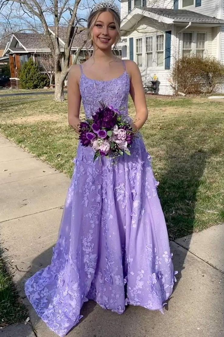 Vestido largo de fiesta corte A con tirantes finos color lavanda, encaje floral 3D, modelo Y7935