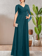 Vestido largo azul marino oscuro de corte A con escote en V para la madre de la novia