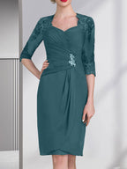 Vestido de corte recto/columna, escote corazón, largo hasta la rodilla, de gasa, con apliques de cuentas, encaje, lentejuelas y pliegues para la madre de la novia.