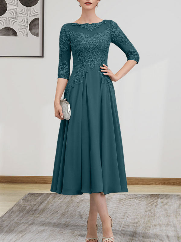Robe de mariée trapèze en mousseline de soie et dentelle, longueur thé, ornée de perles et de sequins, avec décolleté en A et effet illusion.