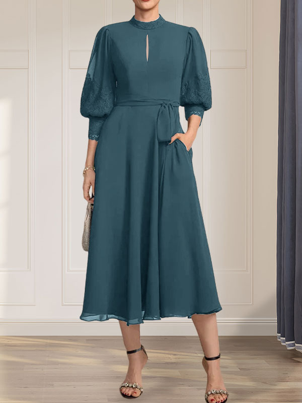 Vestido de corte A, cuello alto, largo midi, encaje y gasa para la madre de la novia con lazo.