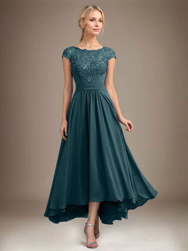 Vestido de novia de corte asimétrico, corte en A, escote ilusión, encaje y gasa con pliegues. 