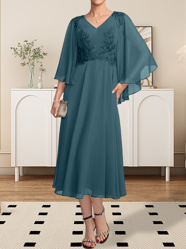 Vestido de corte A, escote en V, largo hasta la rodilla, de gasa, encaje, con lentejuelas y pedrería para la madre de la novia.