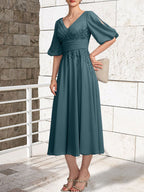 Vestido de novia de gasa de encaje, corte en A, escote en V y largo hasta la rodilla, con pliegues.