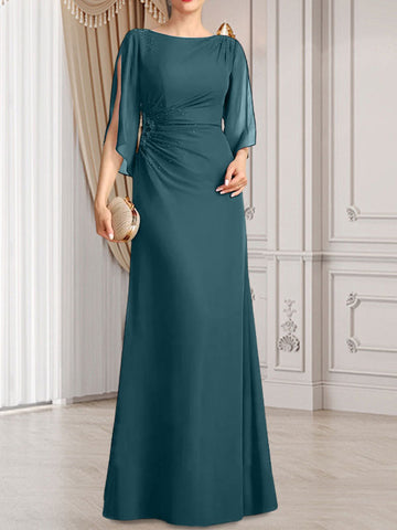 Robe fourreau/colonne longue en mousseline pour la mère de la mariée, ornée de perles plissées.