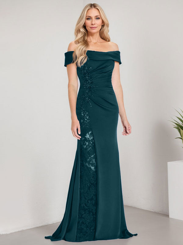 Vestido de corte sirena para la madre de la novia, largo hasta el suelo, con hombros descubiertos, apliques y pedrería, con abertura alta. 