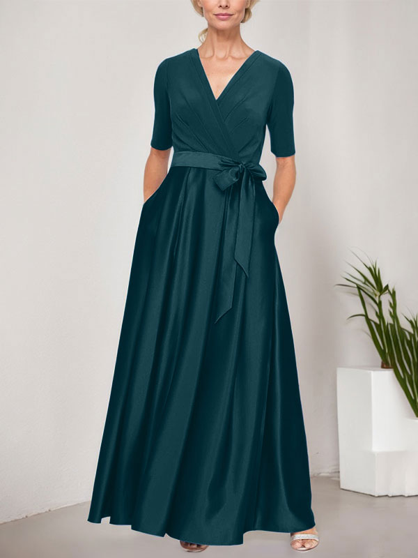 Vestido de baile con escote cruzado, falda amplia de satén y corpiño de jersey. 