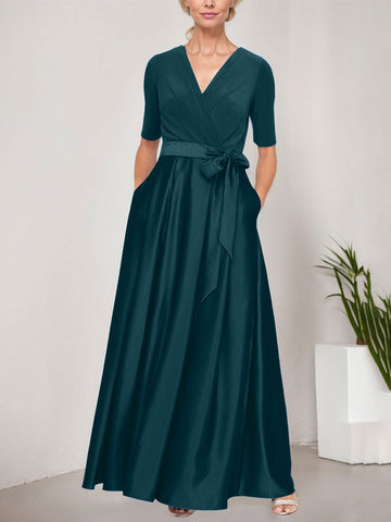Robe de bal à encolure cache-cœur avec jupe ample en satin et corsage en jersey 