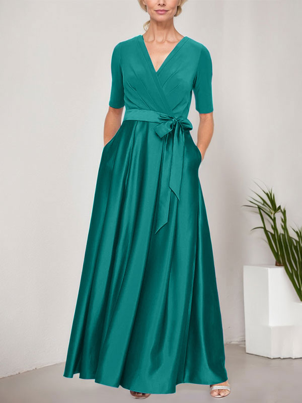 Vestido de baile con escote cruzado, falda amplia de satén y corpiño de jersey. 