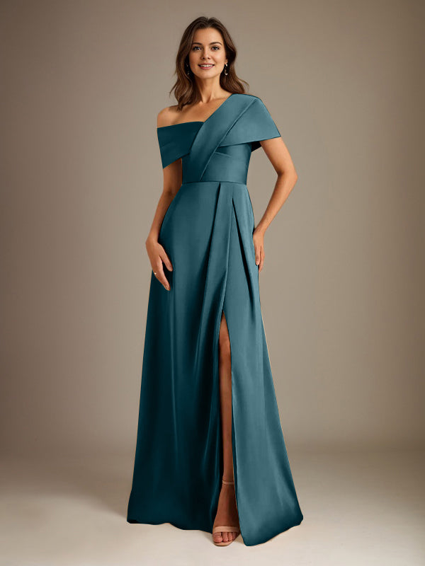 Robe de mère de la mariée en satin, coupe trapèze, décolleté asymétrique et plis. 