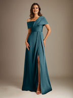 Robe de mère de la mariée en satin, coupe trapèze, décolleté asymétrique et plis. 