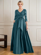 Vestido de novia de satén con encaje, corte en A, escote en V y largo hasta el suelo, con lazo de lentejuelas. 