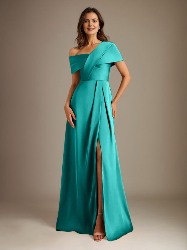 Robe de mère de la mariée en satin, coupe trapèze, décolleté asymétrique et plis. 