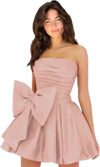 Robes de soirée courtes et chics pour le bal de promo, coupe trapèze, sans manches, bustier, froncées, lacées et ornées d'un nœud.