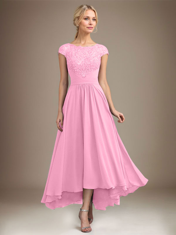 Vestido de novia de corte asimétrico, corte en A, escote ilusión, encaje y gasa con pliegues. 