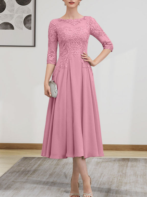 Robe de mariée trapèze en mousseline de soie et dentelle, longueur thé, ornée de perles et de sequins, avec décolleté en A et effet illusion.