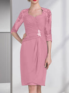 Vestido de corte recto/columna, escote corazón, largo hasta la rodilla, de gasa, con apliques de cuentas, encaje, lentejuelas y pliegues para la madre de la novia.