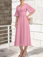 Vestido de novia de gasa de encaje, corte en A, escote en V y largo hasta la rodilla, con pliegues.