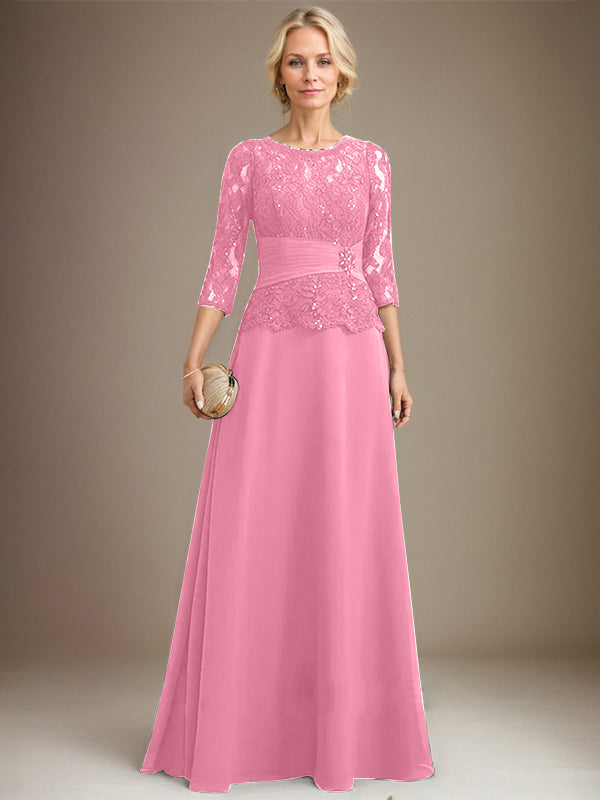 Robe de mariée longue en mousseline de soie et dentelle, coupe trapèze, décolleté illusion, ornée de sequins plissés et de perles. 