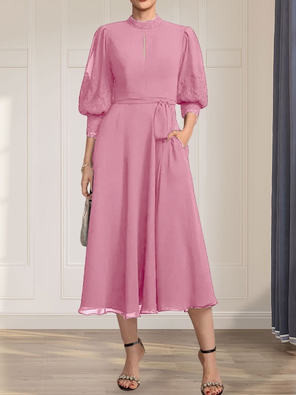 Vestido de corte A, cuello alto, largo midi, encaje y gasa para la madre de la novia con lazo.