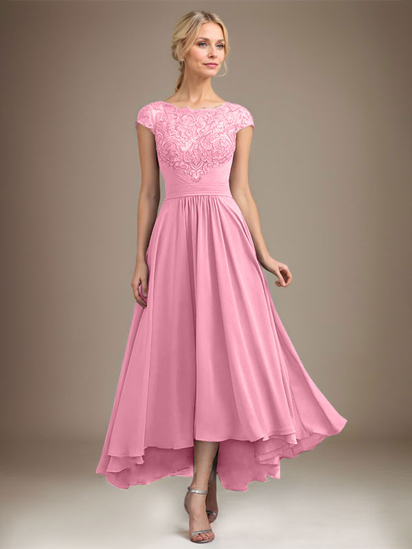 Vestido de novia de corte asimétrico, corte en A, escote ilusión, encaje y gasa con pliegues. 
