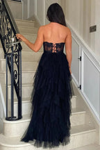Vestidos largos de fiesta de corte A con volantes, apliques de encaje, corsé y abertura.