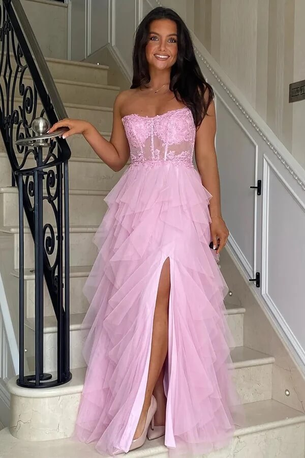 Vestidos largos de fiesta de corte A con volantes, apliques de encaje, corsé y abertura.