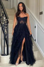 Vestidos largos de fiesta de corte A con volantes, apliques de encaje, corsé y abertura.