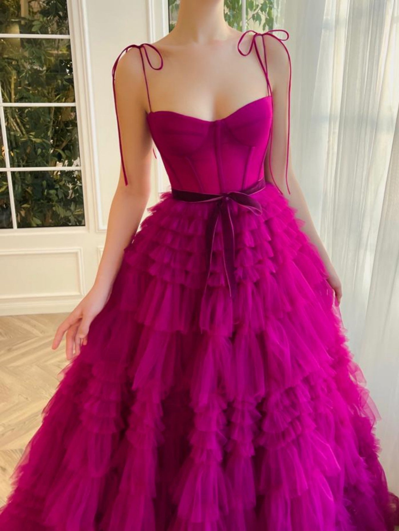 Vestido de fiesta largo de tul fucsia sin tirantes de corte en A