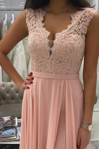 Robe de bal rose en mousseline de soie, coupe trapèze, ornée d'appliques et de perles.