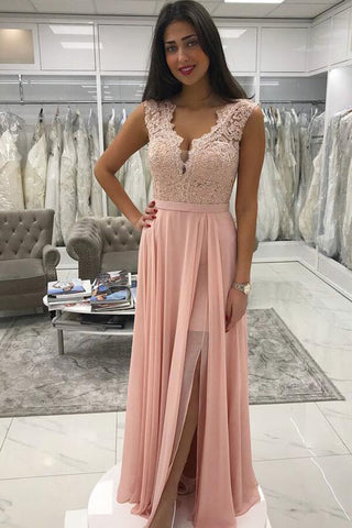 Robe de bal rose en mousseline de soie, coupe trapèze, ornée d'appliques et de perles.