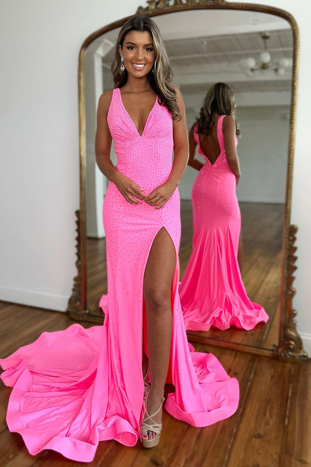 Vestido de fiesta de sirena con escote en V, cola de barrido, cuentas y abertura
