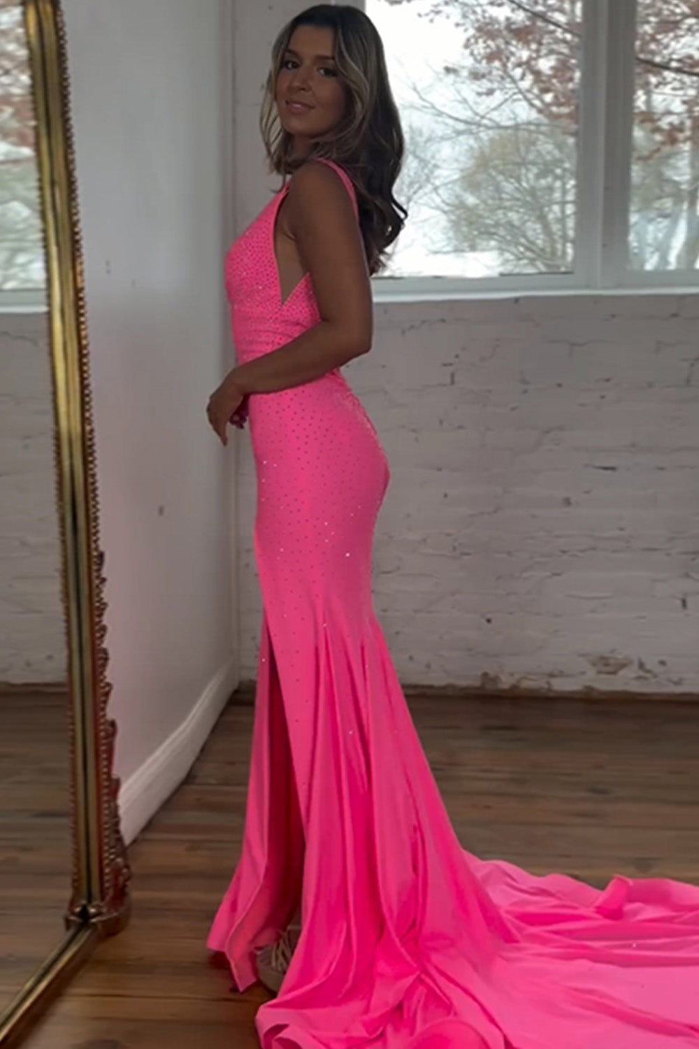 Vestido de fiesta de sirena con escote en V, cola de barrido, cuentas y abertura