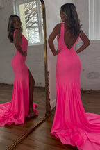 Vestido de fiesta de sirena con escote en V, cola de barrido, cuentas y abertura
