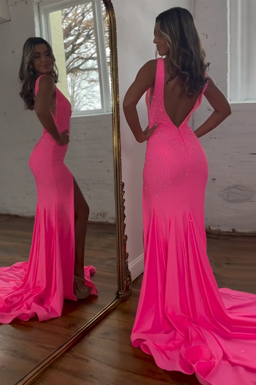 Vestido de fiesta de sirena con escote en V, cola de barrido, cuentas y abertura