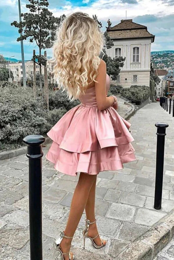 Robes de bal courtes en satin, coupe trapèze asymétrique, épaules dénudées.