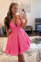Robe de bal courte à sequins, coupe trapèze, col en V et fines bretelles spaghetti