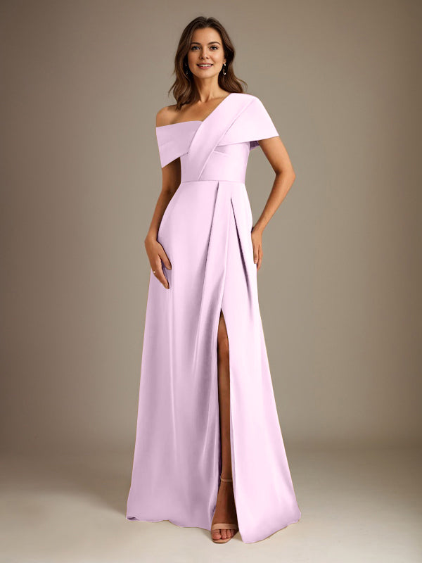 Robe de mère de la mariée en satin, coupe trapèze, décolleté asymétrique et plis. 