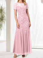 Robe longue bleue sirène à col rond ornée de perles, idéale pour la mère de la mariée