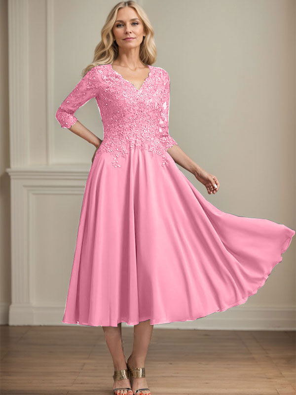 Vestido de corte A, escote en V, largo hasta la rodilla, de gasa, encaje, con lentejuelas y pedrería para la madre de la novia. 