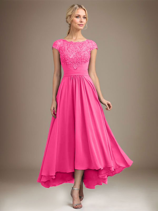 Vestido de novia de corte asimétrico, corte en A, escote ilusión, encaje y gasa con pliegues. 