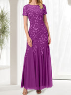 Robe longue bleue sirène à col rond ornée de perles, idéale pour la mère de la mariée