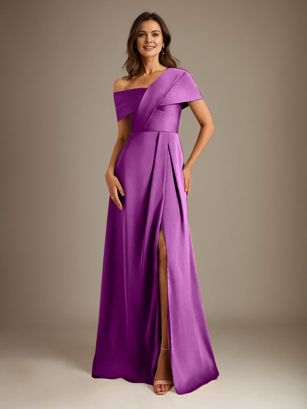 Robe de mère de la mariée en satin, coupe trapèze, décolleté asymétrique et plis. 
