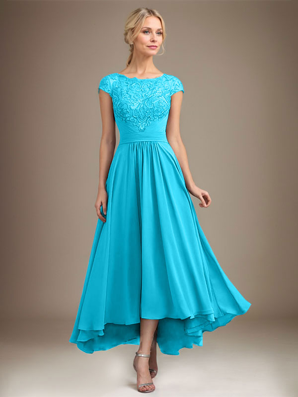 Vestido de novia de corte asimétrico, corte en A, escote ilusión, encaje y gasa con pliegues. 