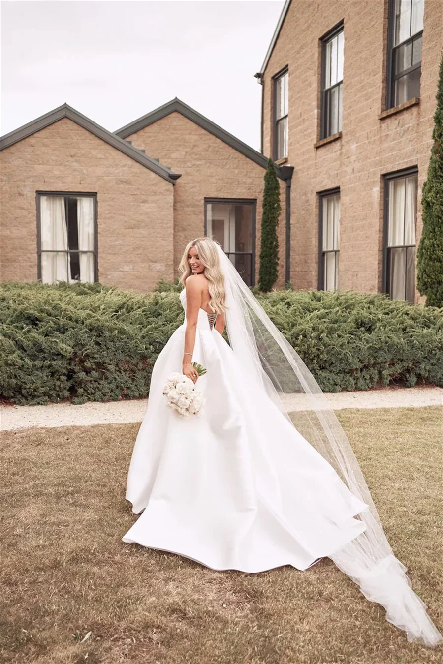 Robes de mariée populaires à plis, décolleté en cœur, fente latérale, robe de mariée en satin ornée d'appliqués, confectionnées sur mesure par un fabricant.