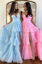 Vestido de fiesta largo de tul con tirantes finos, corte en A y abertura, con falda escalonada y tirantes finos.