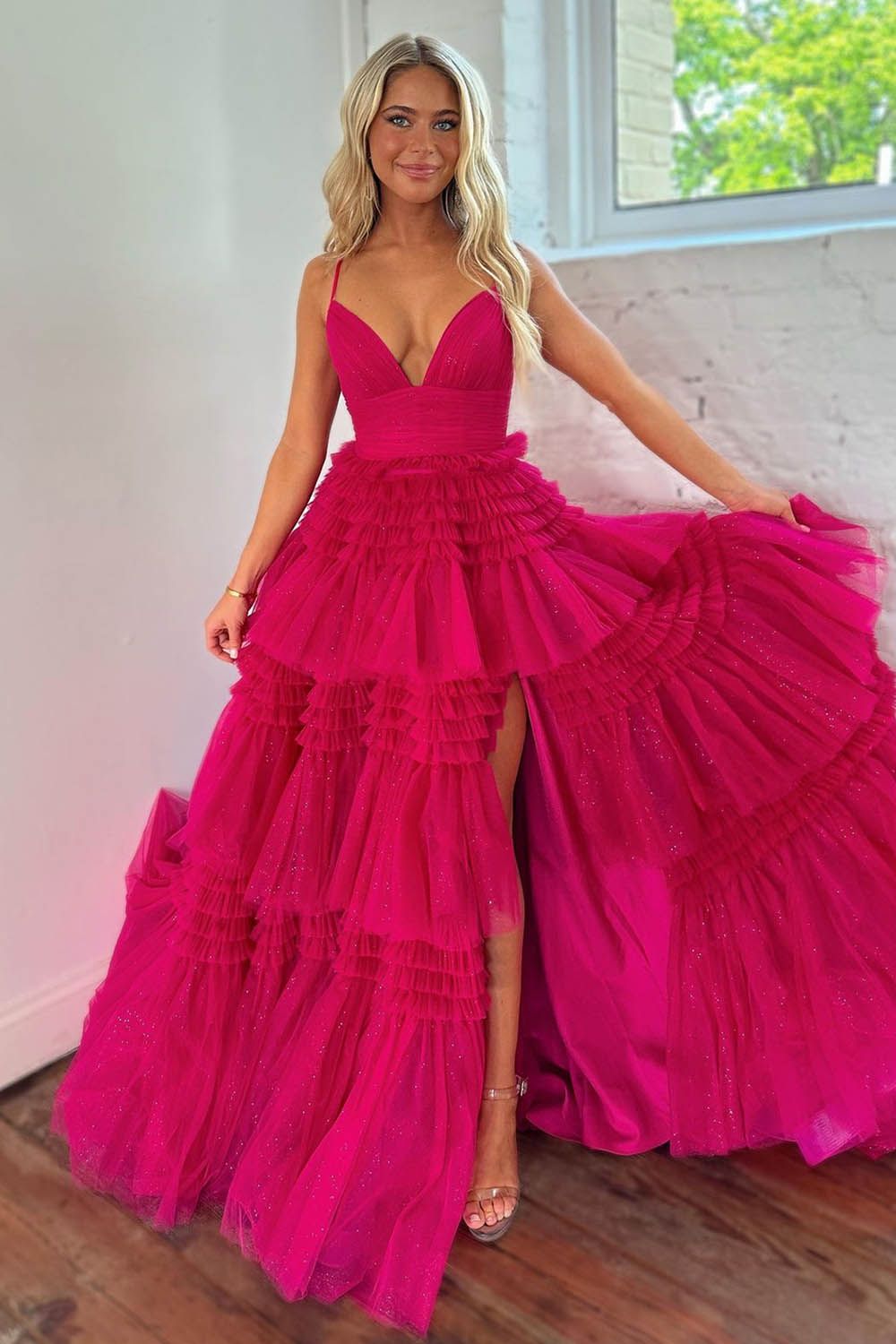 Vestido de fiesta largo de tul con tirantes finos, corte en A y abertura, con falda escalonada y tirantes finos.