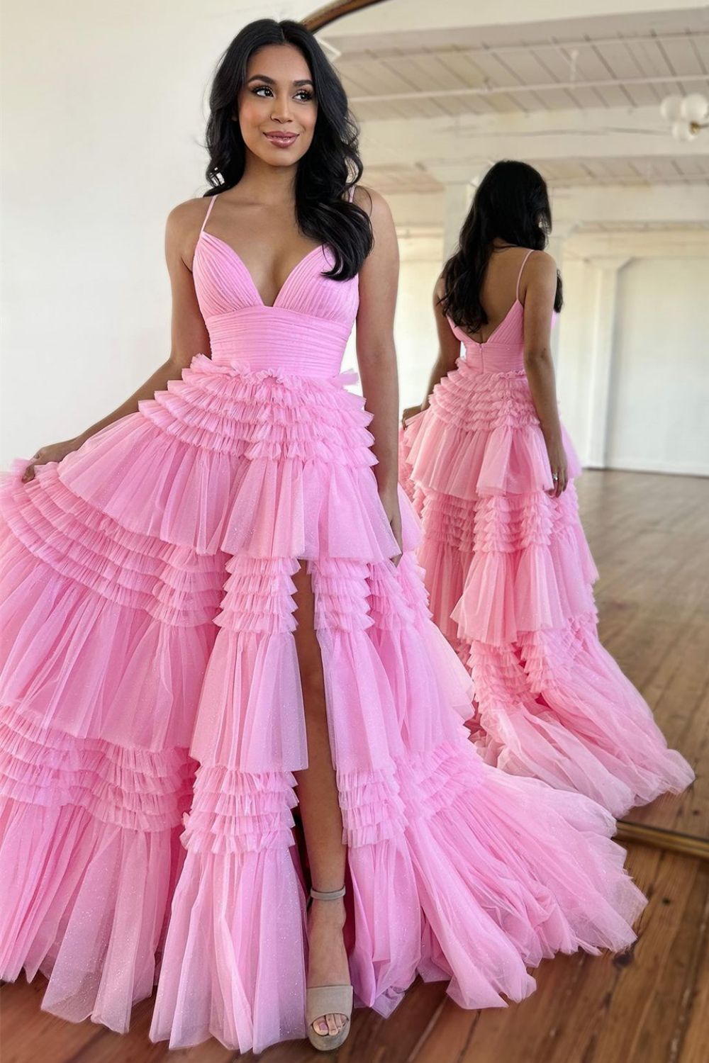 Vestido de fiesta largo de tul con tirantes finos, corte en A y abertura, con falda escalonada y tirantes finos.