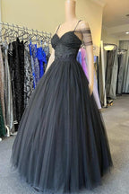 Vestido largo de fiesta negro de tul con escote corazón y hombros descubiertos estilo princesa