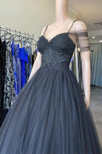 Vestido largo de fiesta negro de tul con escote corazón y hombros descubiertos estilo princesa
